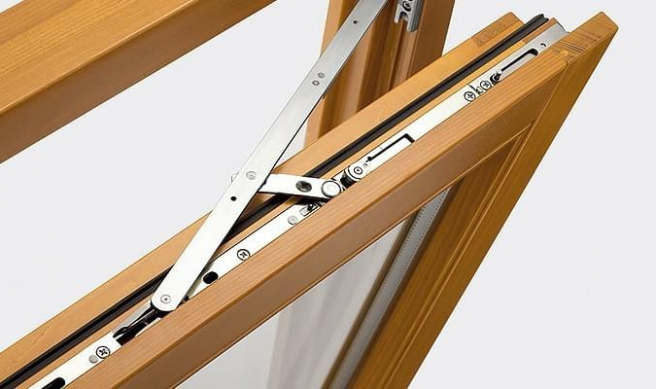 reparation de quincaillerieoscillo-battant sur chassis bois Tournai